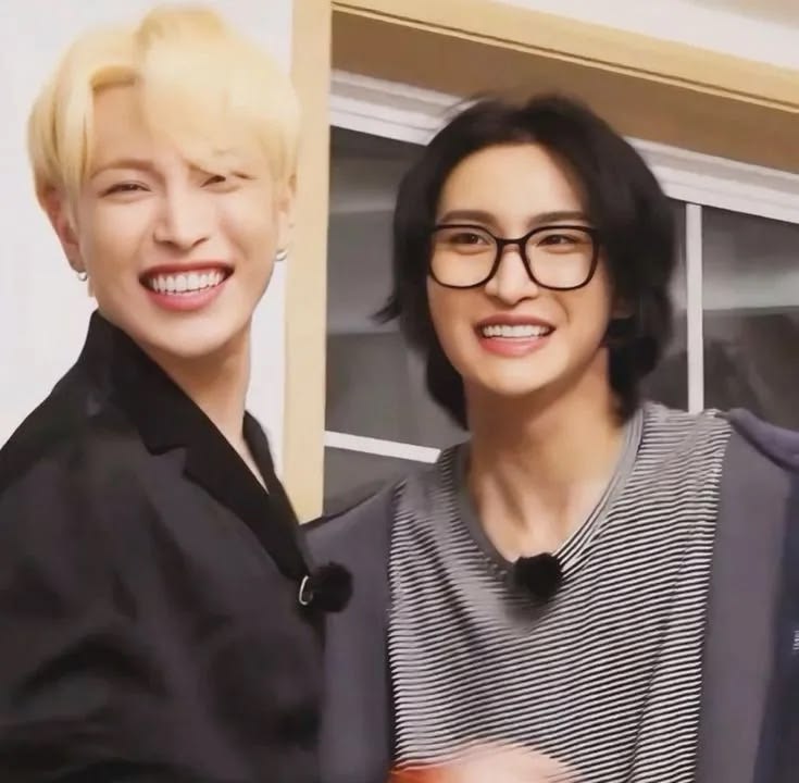 hoeyoungie's tweet photo. oh????? a candid, happily married matz pic??? https://t.co/F2KbbG7fEE