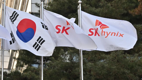 NarrativeBehind's tweet photo. 🚨 SK Hynix, South Korea’s trillion-dollar chip giant, is now listing on the U.S. Nasdaq.

The company’s stock has skyrocketed over 7x in the past year. 

It’s building a $4B plant in Indiana and expanding in California.

Follow @NarrativeBehind https://t.co/egcxggWRCg