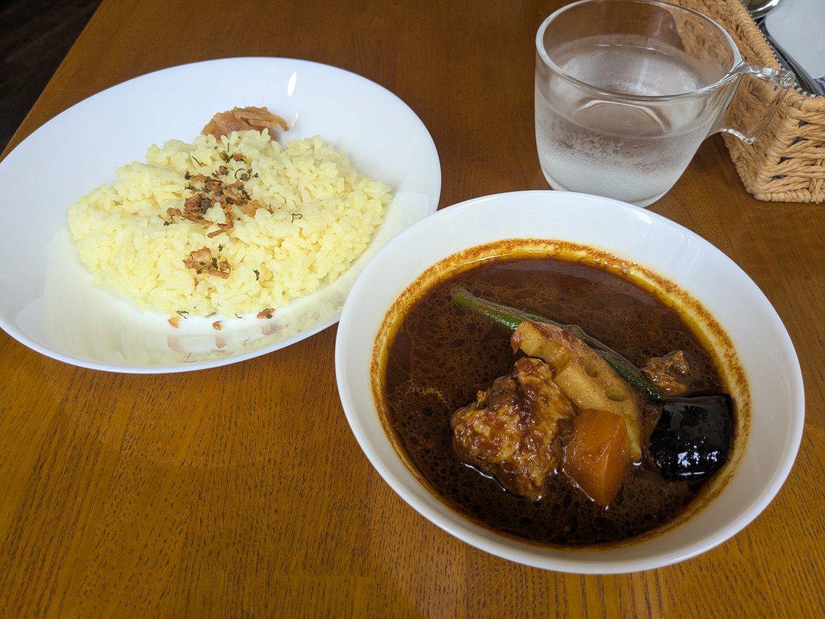 cheesy_eats's tweet photo. べっぴん舎/神保町
黒のカシミールカレー。辛さ4〜6から選べるとのことで、初めてなので4にしたけどしっかりとした辛さ！
全身の穴という穴が全て開かれるような感じ。開放感。食後ぼーっとしながら神保町を彷徨った。 https://t.co/Elm4V6RYqy