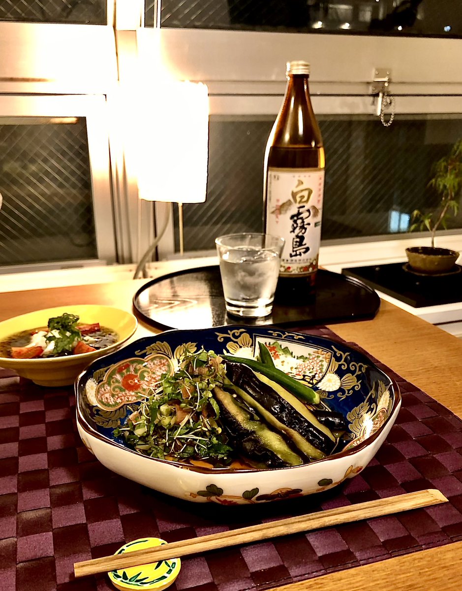 tetsuyakko1's tweet photo. 茄子のたたき、豚しゃぶとぽん酢。白霧島ロック。 https://t.co/1rEQoldWLw