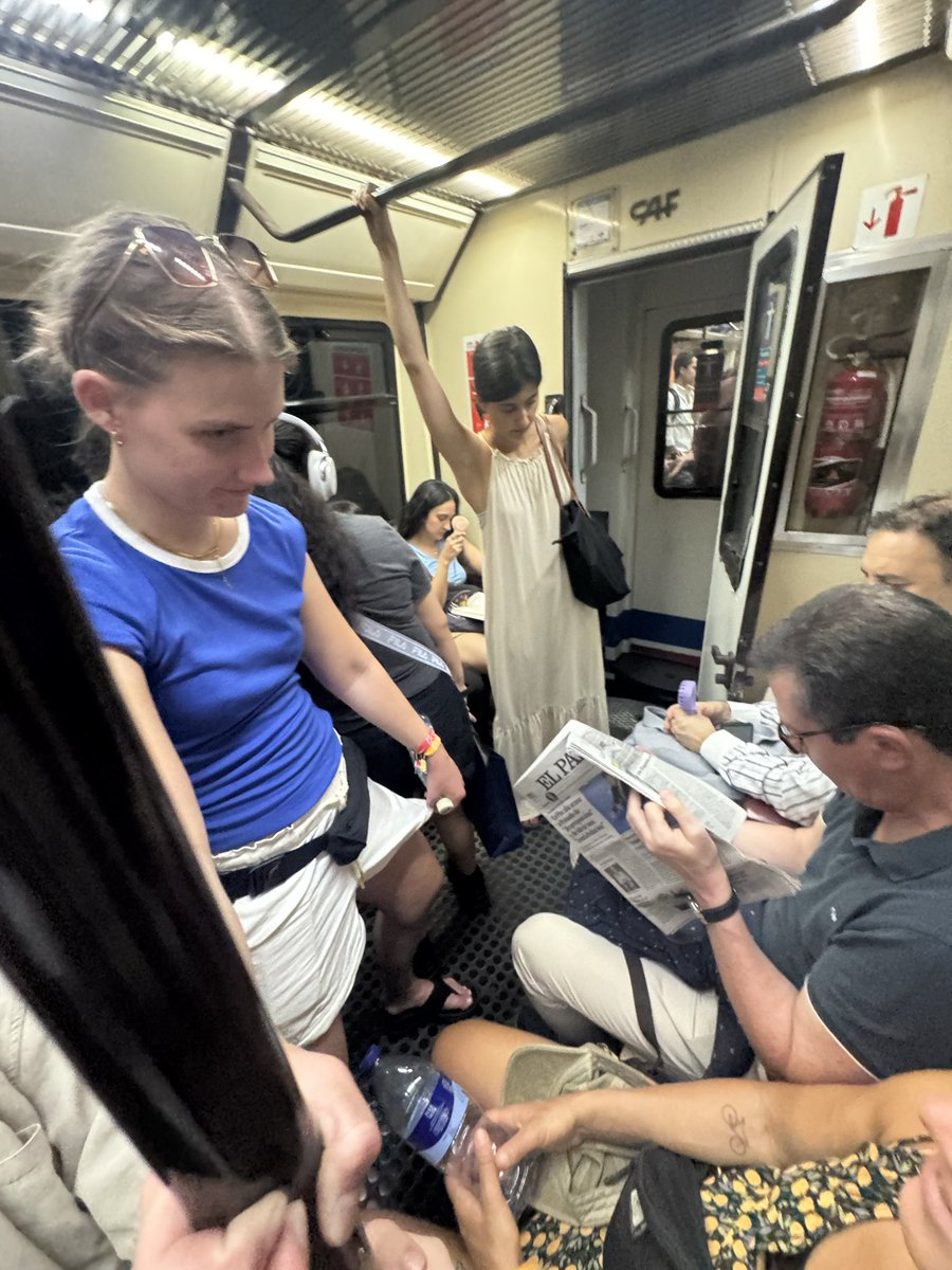EnnyLand's tweet photo. @metro_madrid @OjaraScarlett Tan conscientes que normal que nos de un golpe dentro de los vagones de la línea 1 a las 2-3 pm de la tarde con el calor que es tan asfixiante que los mismo usuarios tenemos que abrir las puertas traseras de los vagones para no morir de calor???? Vergüenza debería darles https://t.co/s6DdruTnEd