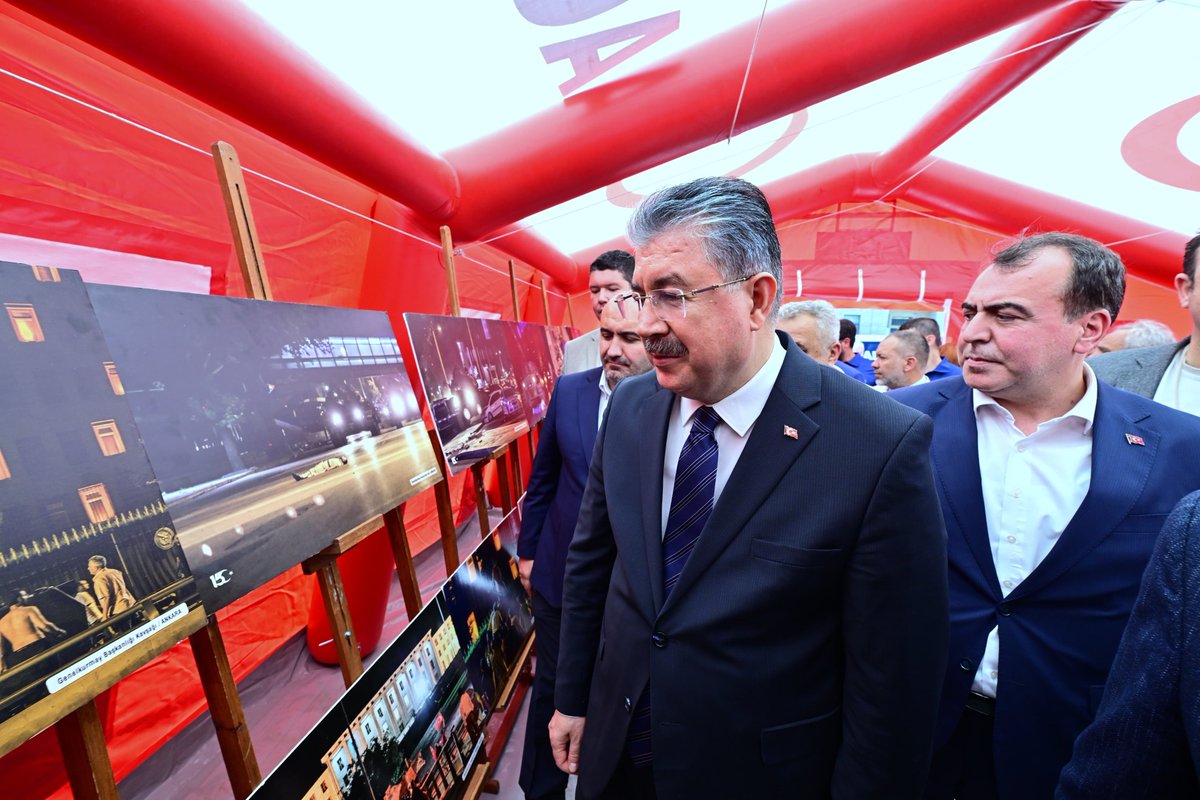 eskvaliligi's tweet photo. Valimiz Dr. Erdinç Yılmaz, yaklaşan 15 Temmuz Demokrasi ve Millî Birlik Günü dolayısıyla düzenlenecek etkinliklere katkı sağlayacak kamu kurumları ve sivil toplum kuruluşlarının temsilcileriyle bir araya geldi.
Temsilcilerle hatıra fotoğrafı çektiren Vali Yılmaz, Valilik Meydanı'nda kurulan 15 Temmuz Demokrasi ve Millî Birlik Günü Dijital Deneyim Merkezini ziyaret etti. Merkezde yer alan 15 Temmuz hain darbe girişiminin milletimizin kahramanca direnişini anlatan dijital içerikleri, fotoğraf sergisini ve görsel sunum alanlarını inceleyen Vali Yılmaz, yetkililerden çalışmalar hakkında bilgi aldı.
Vali Yılmaz, 15 Temmuz ruhunun gelecek nesillere aktarılmasının büyük önem taşıdığını belirterek, millî birlik ve beraberlik bilincini güçlendiren bu tür etkinliklerin anlamlı katkılar sunduğunu ifade etti.
@DrErdincYILMAZ1 
#15Temmuz
#ZaferBizim
#Eskişehir 
İrade Bizim Zafer Bizim