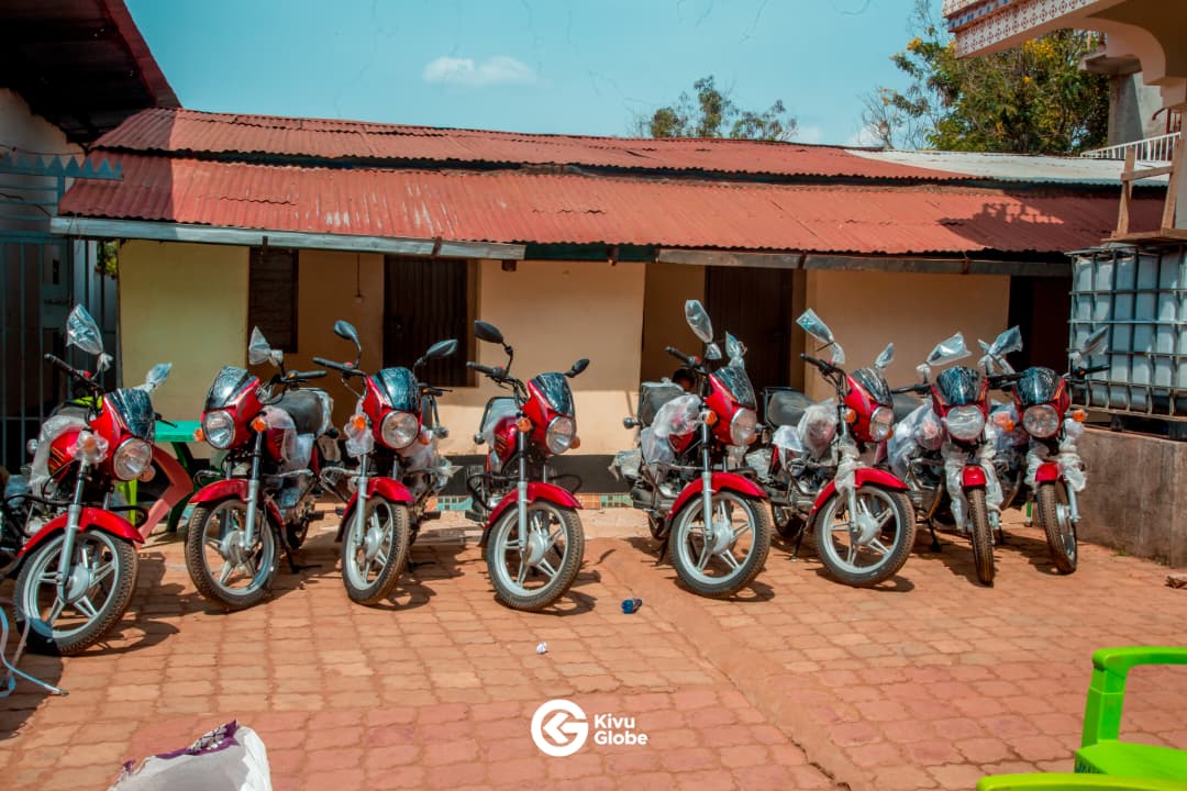 FlorentinBulen1's tweet photo. Le Député national Claude MISARE a lancé ce mercredi 8/7/2026 un projet d'appui financier aux victimes d'agression rwandaise dans la région d'Uvira en vue de la reprise de leurs activités de petit commerce. https://t.co/6JmUqxofDk