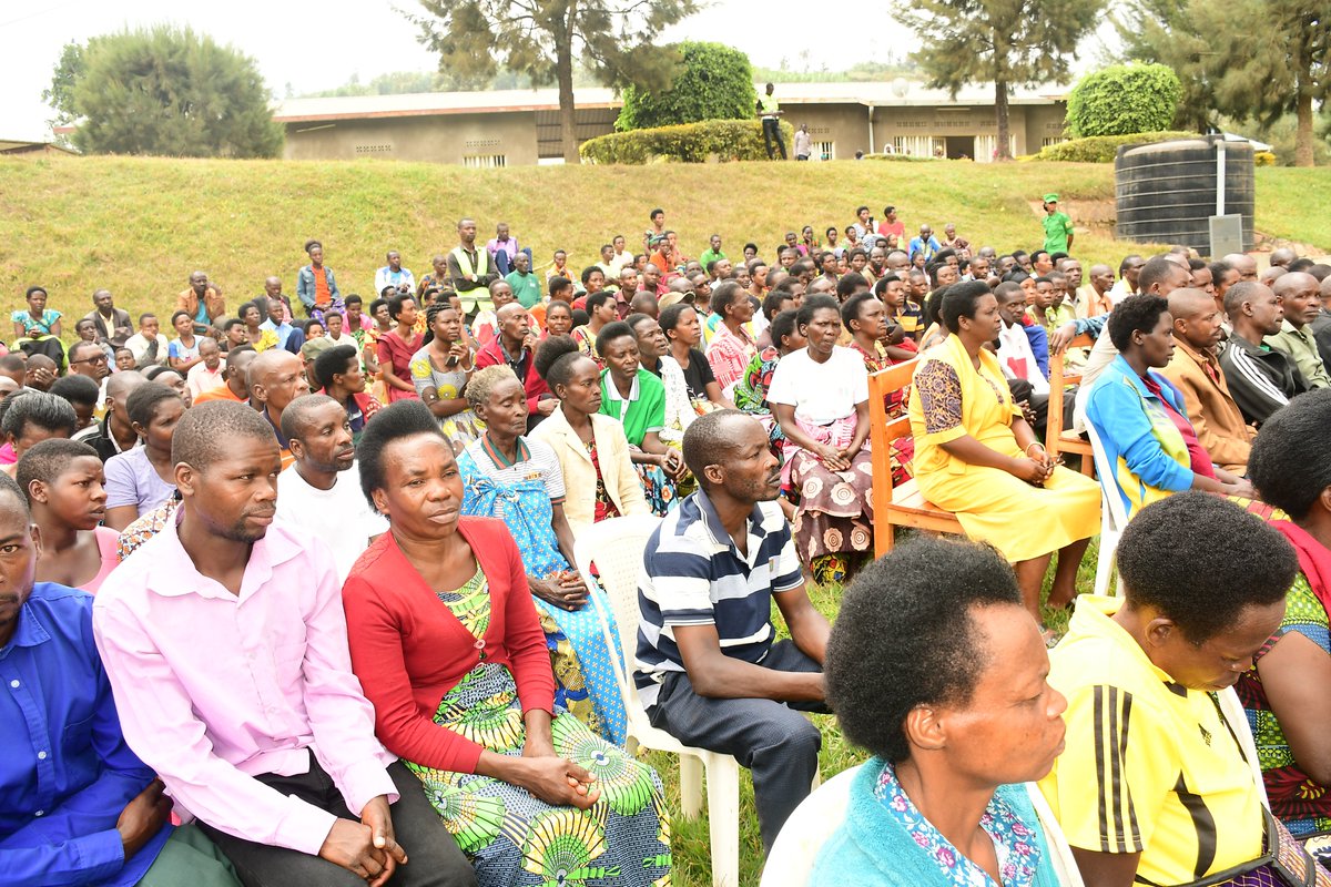 Nyamagabe's tweet photo. Guverineri wa @RwandaSouth, @AKayitesiAlice ari kumwe n'Umuyobozi w'Akarere, @Niyomwungeri_H hamwe na bamwe mu bagize Inama y'Umutekano Itaguye y'Akarere, bari kugirana ibiganiro n'abagize ibyiciro byatowe mu Mirenge ya #Mugano na #Musange binyuze mu "Ishuri ry'Abayobozi". 1/5 https://t.co/YuExSvh0Ux