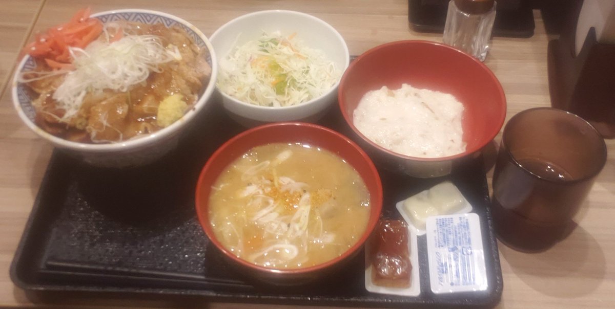 daiki318n's tweet photo. 家族と吉野家😋

ロース生姜焼丼家🥩🍚 https://t.co/v3VSijiaFF