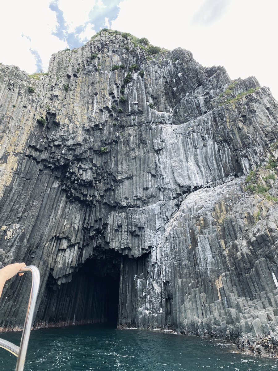 MuRiDiary's tweet photo. 遊覧船に乗って柱状節理を見に行きました
ドグマ2でいう火山島あたりで見かける風景と似てる。玄武岩洞の中の雰囲気は、ゴアミノタウロスが出る洞窟あたりを思い出します💭 色味がまんますぎる https://t.co/COb2LSr3Af