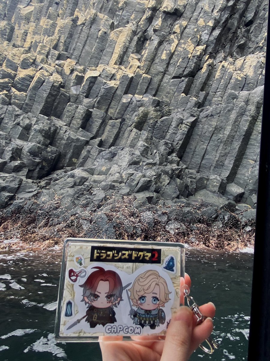 MuRiDiary's tweet photo. 遊覧船に乗って柱状節理を見に行きました
ドグマ2でいう火山島あたりで見かける風景と似てる。玄武岩洞の中の雰囲気は、ゴアミノタウロスが出る洞窟あたりを思い出します💭 色味がまんますぎる https://t.co/COb2LSr3Af