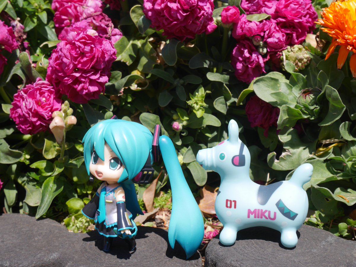 azumi_ju's tweet photo. #深夜のねんどろ撮影６０分一本勝負
7/10【さんさく】「フライング」

ロティ（馬）と一緒に公園を散策中

#みくさんぽ https://t.co/F2ESmFgfWg