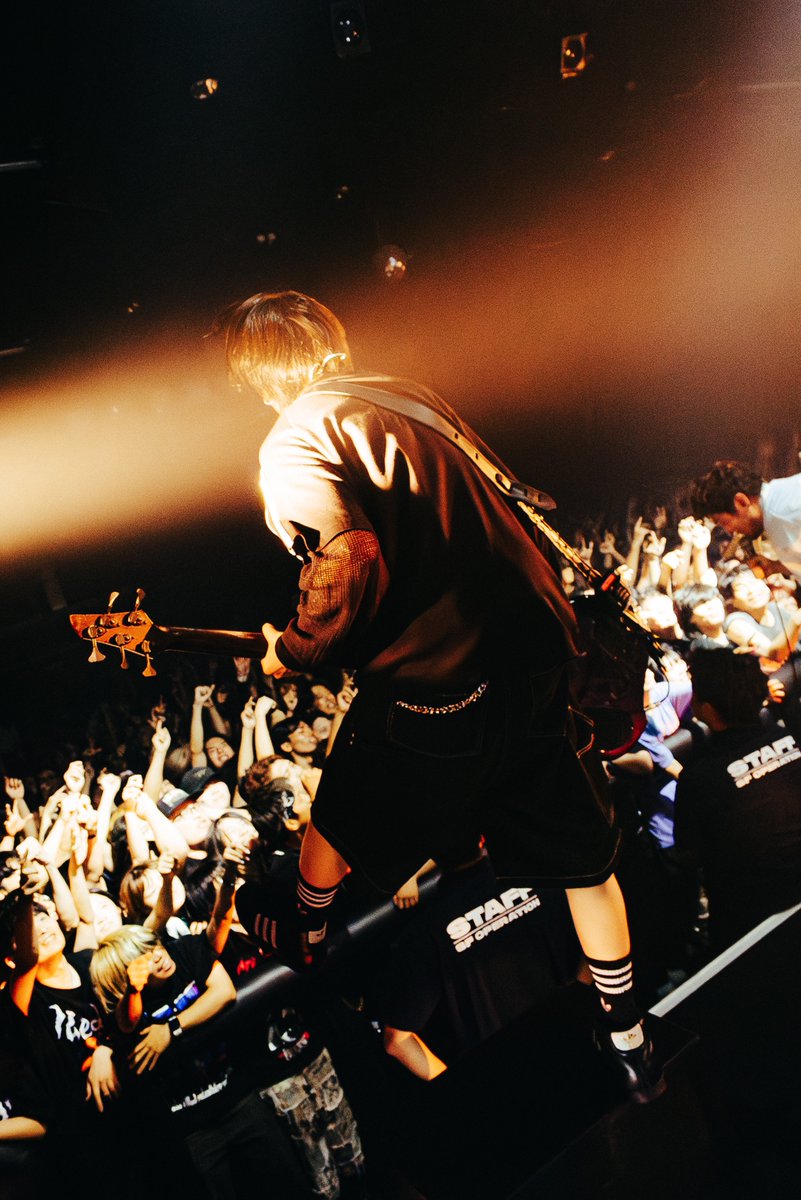 John__Bass's tweet photo. "Who killed Paledusk?? TOUR"
福岡、大阪、名古屋公演と、それぞれ色の違う濃密な時間が流れている

毎日ベースの事ばかり考えられて幸せだなー
📷 @imyousukefujita https://t.co/APG2uLaFv9
