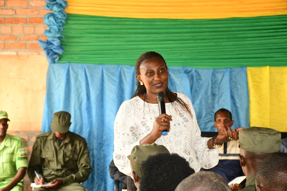 Nyamagabe's tweet photo. Guverineri wa @RwandaSouth, @AKayitesiAlice ari kumwe n'Umuyobozi w'Akarere, @Niyomwungeri_H hamwe na bamwe mu bagize Inama y'Umutekano Itaguye y'Akarere, bari kugirana ibiganiro n'abagize ibyiciro byatowe mu Mirenge ya #Mugano na #Musange binyuze mu "Ishuri ry'Abayobozi". 1/5 https://t.co/YuExSvh0Ux