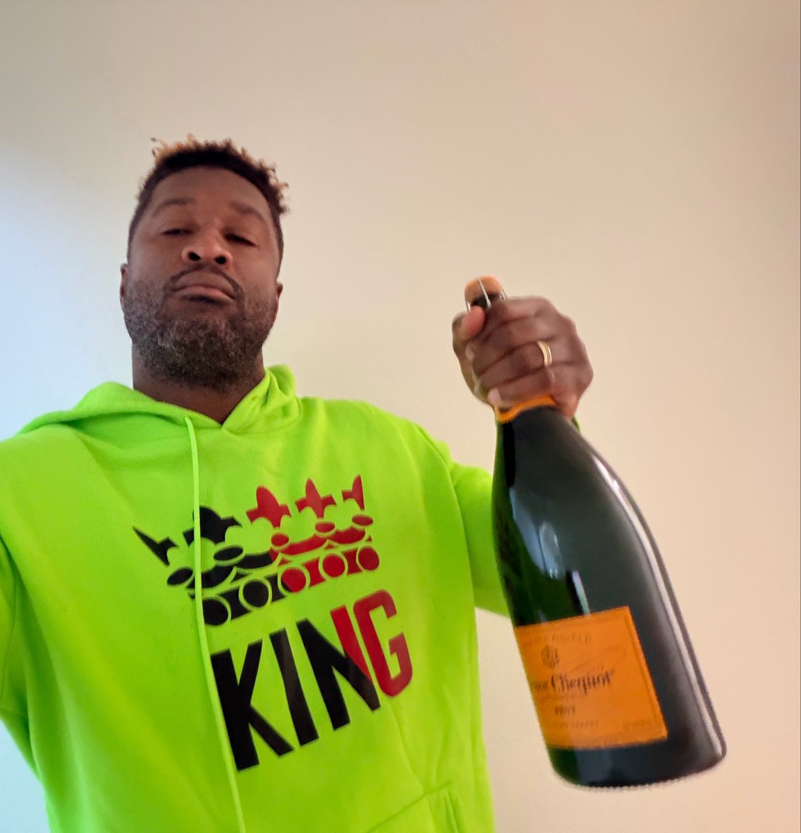 iambroots's tweet photo. Happy Friday to all my Robinhood Bullmarket Legends!!

Ready to stack more green candles and crush it? 
Let’s Get It!!!

Tonight we’re popping champagne on these gains — this big boy ain’t drinking itself! 🥂

Who’s celebrating with me? 
Drop a 🥂 if you’re in! https://t.co/iawUPw0D3R
