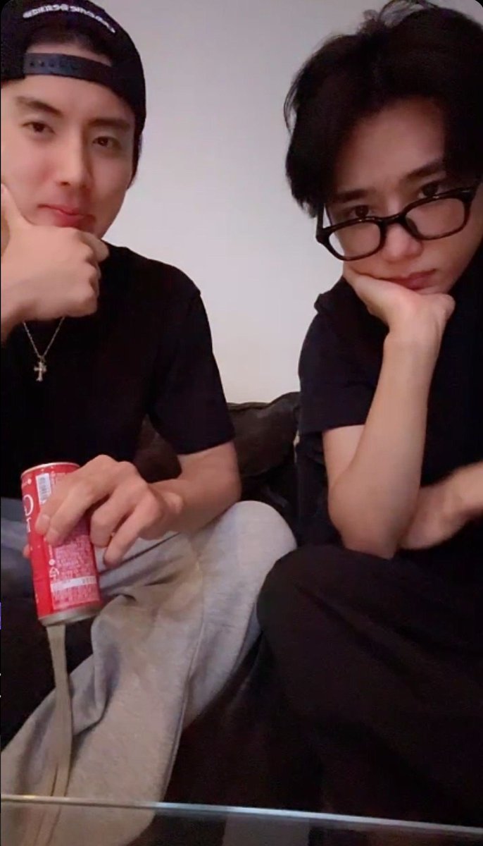 deobimom's tweet photo. eric and sunwoo are live ♡ 

#ERIC #에릭 #SUNWOO #선우 https://t.co/9zMw6YwTLM