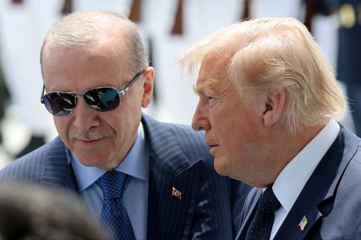 Geopolitik_2030's tweet photo. TURQUÍA SE PARECE CADA VEZ MÁS A LA PÉRFIDA ALBIÓN:
 
El diario turco HÜRRIYET informó de la posible venta de los sistemas de defensa antiaérea rusos S-400, precisamente a los enemigos de IRÁN en Medio Oriente, entre ellos CATAR y los EMIRATOS ÁRABES UNIDOS…y es que después de platicar con TRUMP, ERDOGAN cambió una vez más de bando o más bien de intereses.
De la unión de estos dos sátrapas no puede salir nada bueno…y RUSIA que dirá?