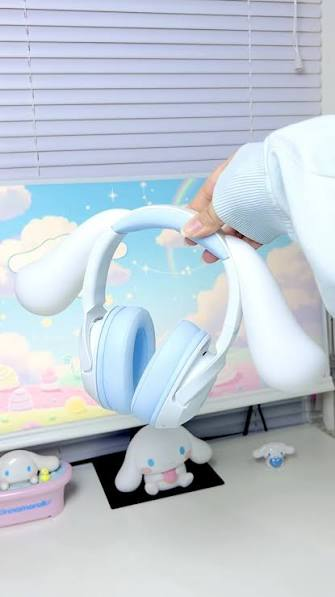 npomvtt's tweet photo. A Razer repaginou o seu fone Razer Kraken Kitty V2 BT. A Cinnamoroll Edition é inspirado no personagem de Sanrio e vem com orelhinhas caídas e iluminação RGB. 🩵🩶 https://t.co/fEnFzSI5Ji