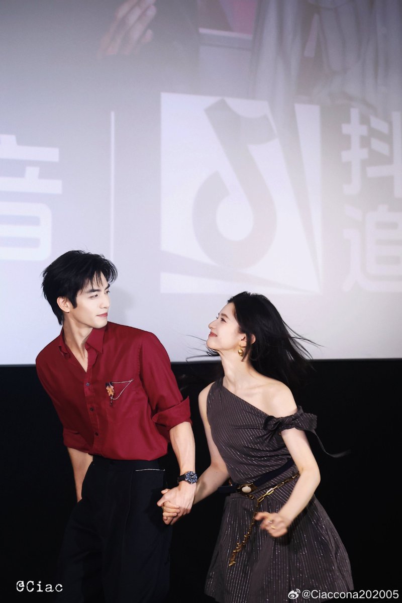 PrincessJINGYI's tweet photo. My favorite pics from yesterday's event 

#ZhangJingyi #SongWeilong #LoveForYou https://t.co/drcDULROm4