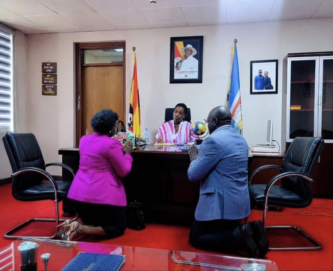 SuunaKing_James's tweet photo. But where do people get this energy to kneel for politicians, a whole MP kneeling for Nameere, nafood riyale??? https://t.co/4kWpOAboNh