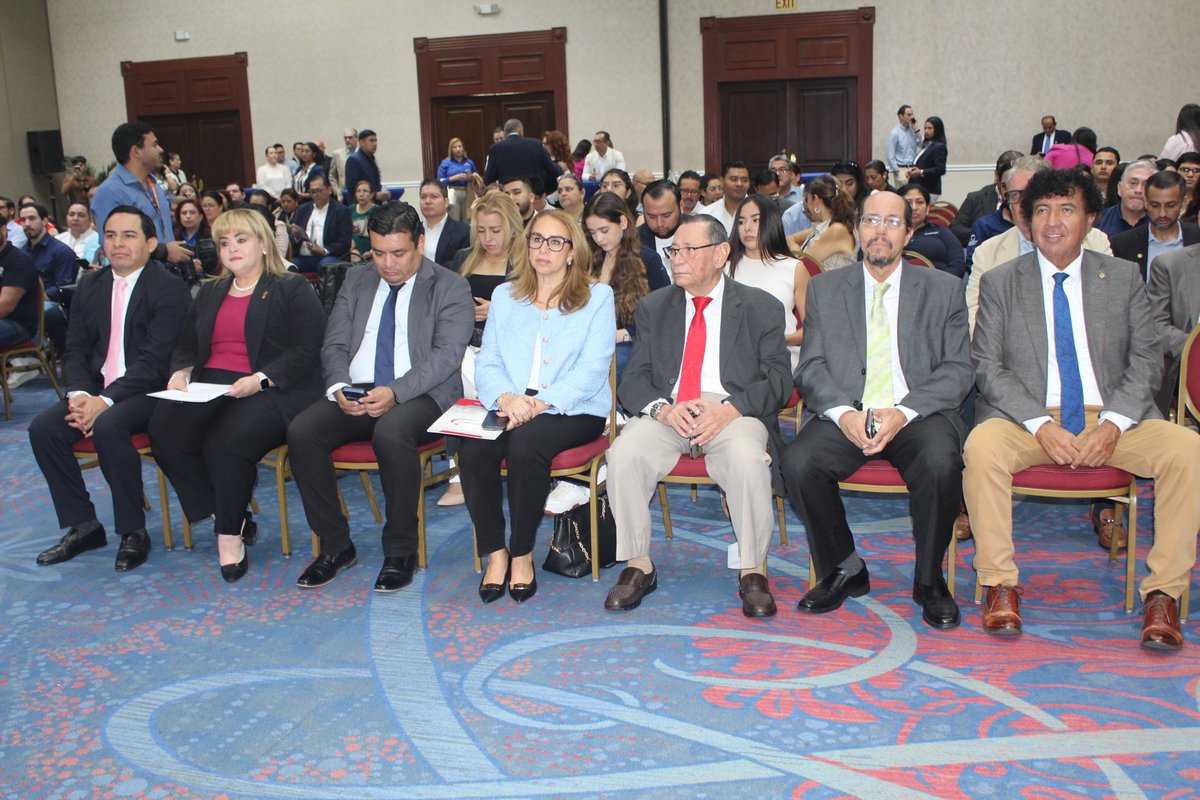 comercionegoci1's tweet photo. Encuentro Portuario del Triángulo Norte apuesta por fortalecer la competitividad logística regional

La Cámara de Comercio e Industria de El Salvador (@camarasal), a través de su Comité de Transporte y Logística, realizó el Encuentro Portuario del Triángulo Norte: Conectando Puertos, Impulsando Competitividad Regional, un espacio que reunió a representantes de puertos, especialistas y empresarios para analizar los principales desafíos y oportunidades que enfrenta el comercio en Centroamérica.

Durante la actividad, los participantes destacaron la importancia de fortalecer la conectividad portuaria, modernizar la infraestructura logística y promover una mayor coordinación regional para facilitar el flujo de mercancías. La iniciativa busca impulsar la competitividad de los países del Triángulo Norte, reducir costos operativos y generar condiciones más favorables para el crecimiento del comercio y la atracción de inversiones en la región.