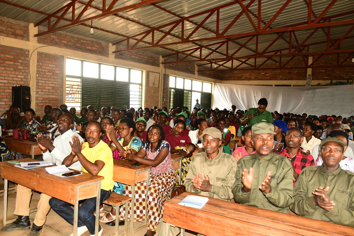 Nyamagabe's tweet photo. Guverineri wa @RwandaSouth, @AKayitesiAlice ari kumwe n'Umuyobozi w'Akarere, @Niyomwungeri_H hamwe na bamwe mu bagize Inama y'Umutekano Itaguye y'Akarere, bari kugirana ibiganiro n'abagize ibyiciro byatowe mu Mirenge ya #Mugano na #Musange binyuze mu "Ishuri ry'Abayobozi". 1/5 https://t.co/YuExSvh0Ux