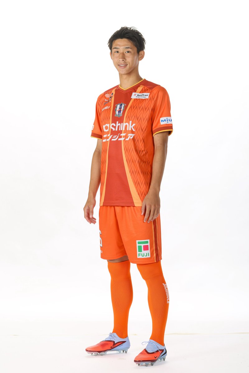 ehime_fc's tweet photo. 📸｜𝟮𝟬𝟮𝟲/𝟮𝟳 𝗣𝗟𝗔𝗬𝗘𝗥𝗦 𝗙𝗜𝗟𝗘
#ehimefc #愛媛FC

#細谷航平 （ほそや こうへい）
﹏﹏﹏﹏﹏﹏﹏﹏﹏

🔢 number｜16
🔻 position｜MF
🎂 birthday｜2001/12/11
👕size｜XL
﹏﹏﹏﹏﹏﹏﹏﹏﹏

ザ・マイペース。
動物に例えるとなまけものと言えるくらいのんびり屋さんです。
構ってもらうことが大好きで、止めなければ永遠におしゃべりしてくれます。

👕ユニフォームの購入はこちらから
https://t.co/oCSsmgHhCy