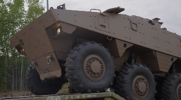 pascalbtr's tweet photo. 1) Tiens, le saviez-vous ?🧐
Près de 80 % des véhicules militaires qui défileront le #14Juillet sur les Champs-Elysées sont transportés par... liaison ferroviaire, coordonnée par le Centre des Transports et Transits de Surface avec SNCF et Hexafret 🚂 !👏
 🎥LinkedIn @SNCFReseau https://t.co/EMIBwcOsNx