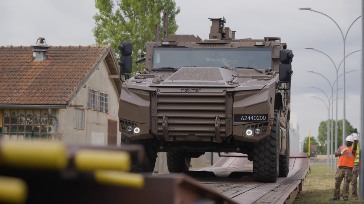 pascalbtr's tweet photo. 1) Tiens, le saviez-vous ?🧐
Près de 80 % des véhicules militaires qui défileront le #14Juillet sur les Champs-Elysées sont transportés par... liaison ferroviaire, coordonnée par le Centre des Transports et Transits de Surface avec SNCF et Hexafret 🚂 !👏
 🎥LinkedIn @SNCFReseau https://t.co/EMIBwcOsNx