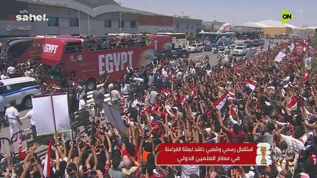 Njma1456's tweet photo. الشعب المصري ده كياد بطريقه تموت تخيل عاملين كل الاحتفالات دي بلحظه وصول المنتخب المصري ومش معانا الكأس اومال لو كان معانا بقي كان هيحصل اي هسيبك تتخيل بقي😂😂❤️❤️🇪🇬🇪🇬🇪🇬🇪🇬🇪🇬 https://t.co/OwUakTjahk
