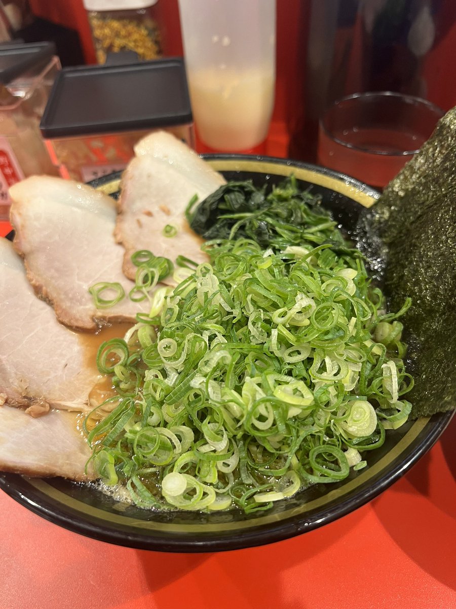 PersonaVII's tweet photo. 今日の麺
JR鶴見駅西口ほぼ直結fuga2内、十三代目野中家 チャーシュー麺＋九条ねぎ＋ライスセット。
しっかりとかえしの醤油が美味い家系ラーメン。チャーシューがでかいしスモーキー。セットに付いてくる漬け物に無限の可能性！海苔で巻いてもよしニンニクとかと合わせてもいい。
ご馳走様でした。 https://t.co/BX0087Or1g