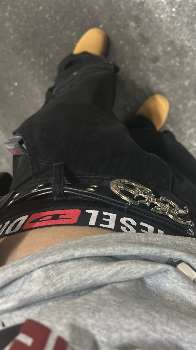 rin_10_14's tweet photo. DIESELのパンツ買った
めっちゃかわいい https://t.co/IeI3NTwIQn