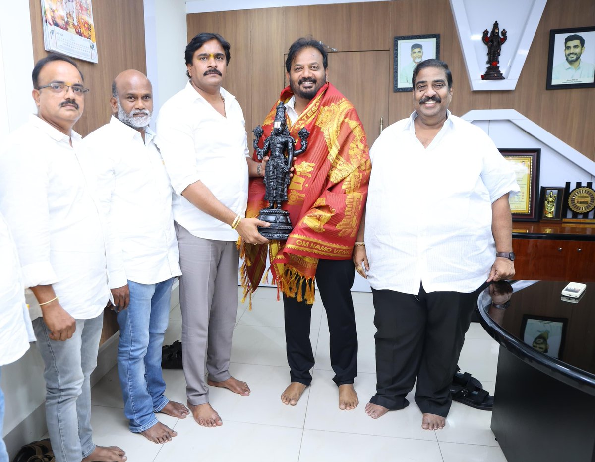 dollarsdivakar's tweet photo. ఇటీవల తిరుపతి నియోజకవర్గ నూతన ఇంచార్జి గా నియమితులైన జేబీ శ్రీనివాస్ గారు ఈరోజు నన్ను తుడా కార్యాలయంలో మర్యాదపూర్వకంగా కలవడం జరిగింది. 

ఈ సందర్భంగా వారికి శుభాకాంక్షలు తెలియజేసి, తిరుపతి నగరంతో కీలక అంశాలపై చర్చించడం జరిగింది..

#DollarsDivakarReddy
#TUDAChairman
#tdp https://t.co/G3g5lcuOuG