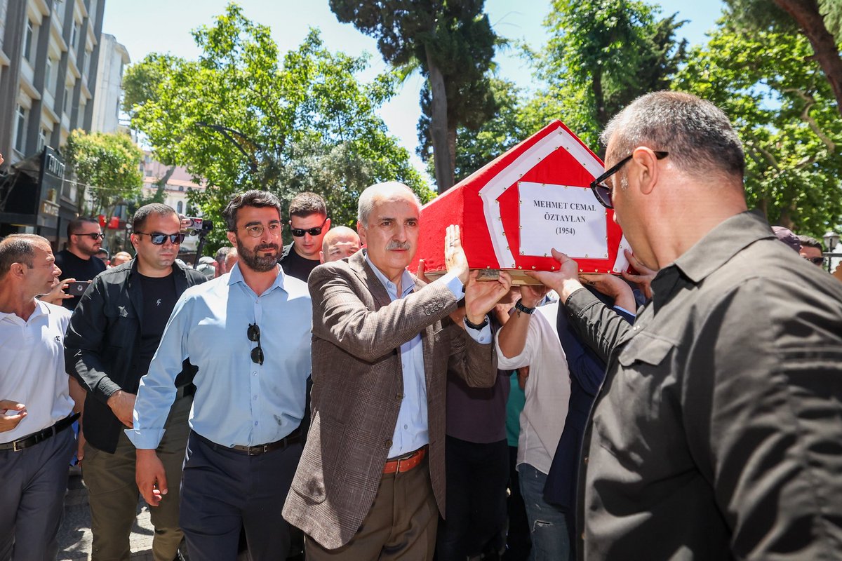 TBMMresmi's tweet photo. Türkiye Büyük Millet Meclisi Başkanımız @NumanKurtulmus, 19, 23 ve 24. Dönem Balıkesir Milletvekili ve önceki dönem Bandırma Belediye Başkanı Mehmet Cemal Öztaylan için Bandırma Merkez Haydar Çavuş Camii'nde düzenlenen cenaze törenine katıldı. https://t.co/yS6O587Alk