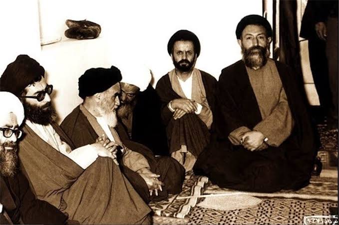 Divinexposition's tweet photo. Most do not know that Imam Khomenī and Khameneī belong to the Philosophical and Mystical Islamic doctrine. A school that draws heavily from giants like Mullā Sadrā, Mīr Dāmād, Shāhābādī, Ibn Arabī, Hāfiz, Rūmī, so on. They represent a synthesis of both exoteric and esoteric Islām https://t.co/tYq619w3BO
