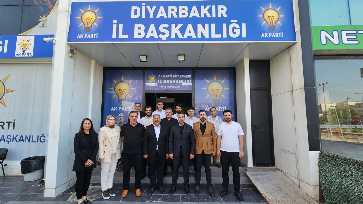 HamitSumer21's tweet photo. 📍AK Parti Diyarbakır İl Başkanlığı

Hayırlı olsun ziyaretinde bulunan önceki dönem İl Başkanımız Sayın Raşit Ocak ve kıymetli heyetine nazik ziyaretleri ve samimi temennileri için gönülden teşekkür ediyorum.

Birlik ve beraberlik içerisinde, ortak akıl ve istişare kültürüyle; Diyarbakır'ımız ve Bismil'imiz için durmadan, yorulmadan çalışmaya devam edeceğiz.

Rabbim muhabbetimizi, kardeşliğimizi ve birliğimizi daim eylesin.

Ji bo serdana pîrozbêjiyê ya Serokê Parêzgeha me yê berê, Birêz Reşit Ocak û heyeta wî ya hêja, ji dil ve spas dikim.

Bi yekîtî û hevgirtinê, bi aqilê hevpar û şêwra hevdu re, em ê ji bo Ameda me û Bismîla me bê rawestan û bê westan xebatê bidomînin.

Xwedê hezkirin, biratiya û yekîtiya me her tim mayînde bike.

@RasitOcak