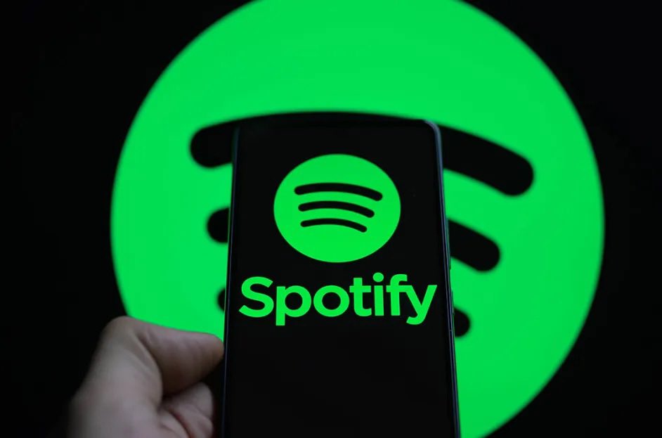 BBPRTV's tweet photo. Bad Bunny es ahora el primer artista latino en la HISTORIA en tener múltiples canciones en solitario que superan las 2 MIL MILLONES de reproducciones en Spotify. https://t.co/SBKoTk4WnK