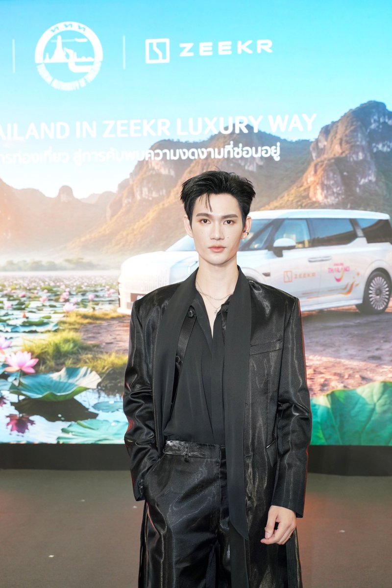 INFINITYENTTH's tweet photo. “พาเวล นเรศ” แท็กทีม “มีน  พีรวิชญ์” เปิดประสบการณ์ท่องเที่ยว“Hidden Destination” กับแคมเปญ “Amazing Thailand in ZEEKR Luxury Way” โดนใจนักเดินทางรุ่นใหม่

PAVEL ZEEKR JOURNEY

#PavelZEEKRluxuryWay
#pavelphoom #BabeCats #BabeHooPers 
#MeanPhiravich #มีนพีรวิชญ์ 
#AmazingThailandInZEEKRWay #DiscoverTheZecretJourney #AmazingThailandxZEEKR

สมกับเป็นตัวตึงด้านไลฟ์สไตล์และนำเทรนด์เสมอ พาเวล-นเรศ พร้อมเผ่าพันธ์ พระเอกหนุ่มมาดเท่ เลยถูกชวนมาร่วมงานเปิดตัว แคมเปญ “Amazing Thailand in ZEEKR Luxury Way”ประสบการณ์ท่องเที่ยวเส้นทางใหม่แบบลักชูรีของไทยที่ตอบโจทย์นักเดินทางยุคใหม่ ซึ่งเป็นความร่วมมือเชิงกลยุทธ์ระหว่าง ZEEKR Thailand  แบรนด์รถยนต์อีวีพรีเมียม และการท่องเที่ยวแห่งประเทศไทย (ททท.) เพื่อเชิญชวนให้สัมผัสประสบการณ์ท่องเที่ยวสุดประทับใจในประเทศไทยในมุมที่ยังไม่ถูกเล่า โดยเฉพาะสถานที่ยังคงเป็น “Hidden” โดยมี ศิลปินหนุ่ม มีน-พีรวิชญ์ อรรถชิตสถาพรพร้อมด้วย สิงห์-วรรณสิงห์ ประเสริฐกุลอินฟลูเอนเซอร์คนดังด้านการท่องเที่ยว ร่วมสร้างสีสันในงาน

ภายใต้แคมเปญนี้ ททท. ร่วมกับ ZEEKR ในการสร้างคอนเทนต์ท่องเที่ยวรูปแบบใหม่ที่เน้นการค้นหาเสน่ห์ของแต่ละท้องถิ่น โดยเฉพาะสถานที่ยังคงเป็น “Hidden” ที่มีคุณค่าทางวัฒนธรรม ธรรมชาติ และวิถีชีวิตท้องถิ่น ซึ่งเป็นจุดหมายที่นักเดินทางรุ่นใหม่ให้ความสนใจ ผ่านซีรีส์คอนเทนต์ “Travel the ZEEKR Way” เพื่อให้ผู้ชมได้เห็นภาพการเดินทางที่มีความหมายมากกว่าการไปถึงจุดหมาย โดยนำเสนอเส้นทางท่องเที่ยว 4 ภูมิภาค โดย ททท. จะทำหน้าที่คัดสรรเส้นทางและประสบการณ์ที่สะท้อนเอกลักษณ์ของแต่ละพื้นที่ พร้อมนำเสนอผ่านการเดินทางด้วยรถยนต์ไฟฟ้า ZEEKR  ซึ่งความร่วมมือนี้ถือเป็นก้าวสำคัญในการผลักดันการท่องเที่ยวไทยสู่การเป็นจุดหมายปลายทางด้านการท่องเที่ยวคุณภาพระดับภูมิภาค โดยผสานเทคโนโลยีการเดินทางเข้ากับคุณค่าทางวัฒนธรรมและธรรมชาติของไทย เพื่อสร้างประสบการณ์ที่ลึกซึ้งและมีความหมายมากขึ้นสำหรับนักเดินทางยุคใหม่ที่เลือกใช้ยานยนต์คุณภาพและใส่ใจสิ่งแวดล้อม พร้อมการนำเสนอผ่านสื่อของทั้งสององค์กร เพื่อส่งต่อเรื่องราวของประเทศไทยไปยังผู้คนทั้งในประเทศและทั่วโลกอย่างงดงามและทรงพลังยิ่งขึ้น

เมื่อให้ทั้ง 3 หนุ่มเลือกจังหวัดที่เป็น Hidden Destination หรือสถานที่ท่องเที่ยวลับสำหรับตัวเอง พาเวล นเรศ บอกว่า “ผมเลือกกรุงเทพมหานคร แต่อาจจะไม่ลับสำหรับคนอื่น (หัวเราะ) เพราะผมมองว่าเป็นเมืองที่ครบทุกอย่าง สำหรับการท่องเที่ยว ไม่ว่าจะสถานที่สำคัญ แหล่งอาหารที่หลากหลาย ยังมีอะไรให้น่าค้นหา แต่ที่อยากพาคนพิเศษไปเที่ยวด้วยคือ ลพบุรี อยากจากพาไปดูลิง (หัวเราะ) นอกจากนี้ยังเป็นจังหวัดบ้านเกิดของผมด้วย”

ด้านหนุ่ม มีน พีรวิชญ์ เลือก “ฉะเชิงเทรา เพราะเป็นจังหวัดบ้านเกิด และมีสถานที่ท่องเที่ยวมากมาย มีวัด อาหารก็อร่อย มีอะไรที่น่าสนใจอีกมาก ส่วนกิจกรรมที่อยากชวนคนพิเศษไปทำด้วยคือลอยโคมยี่เป็ง จังหวัดเชียงใหม่

ส่วน สิงห์ วรรณสิงห์ ได้แนะนำ “จังหวัดอุทัยธานี เป็นเมืองรองที่เต็มไปด้วยเสน่ห์ทางธรรมชาติและวัฒนธรรม เป็นจังหวัดที่ผมเพิ่งไปเที่ยวกลับมาแล้วรู้สึกประทับใจมาก อยากชวนทุกคนให้ลองไปเที่ยวครับ”

ติดตามข่าวสาร และความเคลื่อนไหวต่าง ๆ ของ ZEEKR ได้ที่
Website: https://t.co/5OS6FgkKiY
Facebook: https://t.co/6Ro6xoeG8x