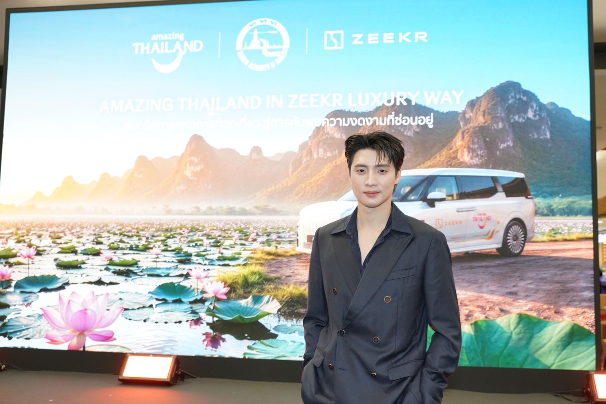 INFINITYENTTH's tweet photo. “พาเวล นเรศ” แท็กทีม “มีน  พีรวิชญ์” เปิดประสบการณ์ท่องเที่ยว“Hidden Destination” กับแคมเปญ “Amazing Thailand in ZEEKR Luxury Way” โดนใจนักเดินทางรุ่นใหม่

PAVEL ZEEKR JOURNEY

#PavelZEEKRluxuryWay
#pavelphoom #BabeCats #BabeHooPers 
#MeanPhiravich #มีนพีรวิชญ์ 
#AmazingThailandInZEEKRWay #DiscoverTheZecretJourney #AmazingThailandxZEEKR

สมกับเป็นตัวตึงด้านไลฟ์สไตล์และนำเทรนด์เสมอ พาเวล-นเรศ พร้อมเผ่าพันธ์ พระเอกหนุ่มมาดเท่ เลยถูกชวนมาร่วมงานเปิดตัว แคมเปญ “Amazing Thailand in ZEEKR Luxury Way”ประสบการณ์ท่องเที่ยวเส้นทางใหม่แบบลักชูรีของไทยที่ตอบโจทย์นักเดินทางยุคใหม่ ซึ่งเป็นความร่วมมือเชิงกลยุทธ์ระหว่าง ZEEKR Thailand  แบรนด์รถยนต์อีวีพรีเมียม และการท่องเที่ยวแห่งประเทศไทย (ททท.) เพื่อเชิญชวนให้สัมผัสประสบการณ์ท่องเที่ยวสุดประทับใจในประเทศไทยในมุมที่ยังไม่ถูกเล่า โดยเฉพาะสถานที่ยังคงเป็น “Hidden” โดยมี ศิลปินหนุ่ม มีน-พีรวิชญ์ อรรถชิตสถาพรพร้อมด้วย สิงห์-วรรณสิงห์ ประเสริฐกุลอินฟลูเอนเซอร์คนดังด้านการท่องเที่ยว ร่วมสร้างสีสันในงาน

ภายใต้แคมเปญนี้ ททท. ร่วมกับ ZEEKR ในการสร้างคอนเทนต์ท่องเที่ยวรูปแบบใหม่ที่เน้นการค้นหาเสน่ห์ของแต่ละท้องถิ่น โดยเฉพาะสถานที่ยังคงเป็น “Hidden” ที่มีคุณค่าทางวัฒนธรรม ธรรมชาติ และวิถีชีวิตท้องถิ่น ซึ่งเป็นจุดหมายที่นักเดินทางรุ่นใหม่ให้ความสนใจ ผ่านซีรีส์คอนเทนต์ “Travel the ZEEKR Way” เพื่อให้ผู้ชมได้เห็นภาพการเดินทางที่มีความหมายมากกว่าการไปถึงจุดหมาย โดยนำเสนอเส้นทางท่องเที่ยว 4 ภูมิภาค โดย ททท. จะทำหน้าที่คัดสรรเส้นทางและประสบการณ์ที่สะท้อนเอกลักษณ์ของแต่ละพื้นที่ พร้อมนำเสนอผ่านการเดินทางด้วยรถยนต์ไฟฟ้า ZEEKR  ซึ่งความร่วมมือนี้ถือเป็นก้าวสำคัญในการผลักดันการท่องเที่ยวไทยสู่การเป็นจุดหมายปลายทางด้านการท่องเที่ยวคุณภาพระดับภูมิภาค โดยผสานเทคโนโลยีการเดินทางเข้ากับคุณค่าทางวัฒนธรรมและธรรมชาติของไทย เพื่อสร้างประสบการณ์ที่ลึกซึ้งและมีความหมายมากขึ้นสำหรับนักเดินทางยุคใหม่ที่เลือกใช้ยานยนต์คุณภาพและใส่ใจสิ่งแวดล้อม พร้อมการนำเสนอผ่านสื่อของทั้งสององค์กร เพื่อส่งต่อเรื่องราวของประเทศไทยไปยังผู้คนทั้งในประเทศและทั่วโลกอย่างงดงามและทรงพลังยิ่งขึ้น

เมื่อให้ทั้ง 3 หนุ่มเลือกจังหวัดที่เป็น Hidden Destination หรือสถานที่ท่องเที่ยวลับสำหรับตัวเอง พาเวล นเรศ บอกว่า “ผมเลือกกรุงเทพมหานคร แต่อาจจะไม่ลับสำหรับคนอื่น (หัวเราะ) เพราะผมมองว่าเป็นเมืองที่ครบทุกอย่าง สำหรับการท่องเที่ยว ไม่ว่าจะสถานที่สำคัญ แหล่งอาหารที่หลากหลาย ยังมีอะไรให้น่าค้นหา แต่ที่อยากพาคนพิเศษไปเที่ยวด้วยคือ ลพบุรี อยากจากพาไปดูลิง (หัวเราะ) นอกจากนี้ยังเป็นจังหวัดบ้านเกิดของผมด้วย”

ด้านหนุ่ม มีน พีรวิชญ์ เลือก “ฉะเชิงเทรา เพราะเป็นจังหวัดบ้านเกิด และมีสถานที่ท่องเที่ยวมากมาย มีวัด อาหารก็อร่อย มีอะไรที่น่าสนใจอีกมาก ส่วนกิจกรรมที่อยากชวนคนพิเศษไปทำด้วยคือลอยโคมยี่เป็ง จังหวัดเชียงใหม่

ส่วน สิงห์ วรรณสิงห์ ได้แนะนำ “จังหวัดอุทัยธานี เป็นเมืองรองที่เต็มไปด้วยเสน่ห์ทางธรรมชาติและวัฒนธรรม เป็นจังหวัดที่ผมเพิ่งไปเที่ยวกลับมาแล้วรู้สึกประทับใจมาก อยากชวนทุกคนให้ลองไปเที่ยวครับ”

ติดตามข่าวสาร และความเคลื่อนไหวต่าง ๆ ของ ZEEKR ได้ที่
Website: https://t.co/5OS6FgkKiY
Facebook: https://t.co/6Ro6xoeG8x