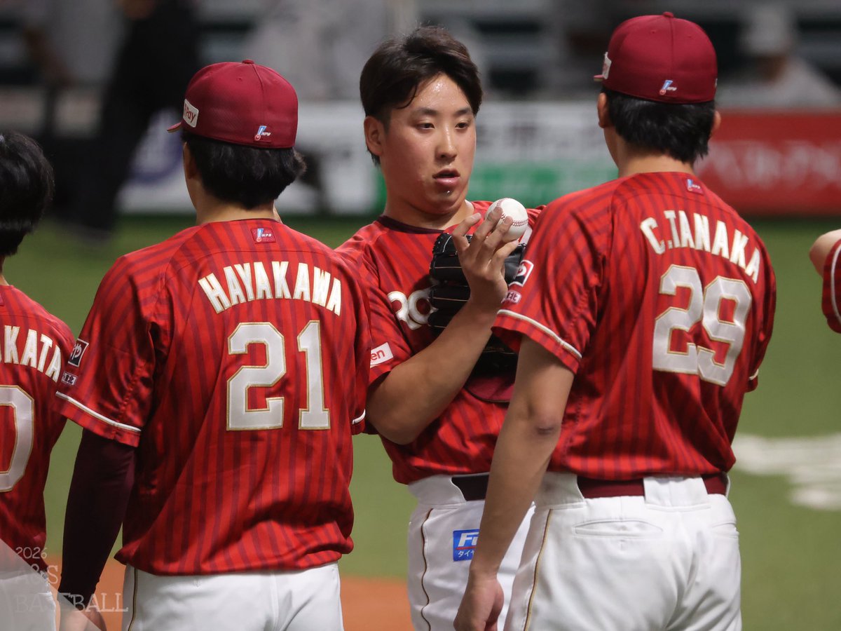 aobata_jpn's tweet photo. 移籍後初勝利を挙げたたなちーへ、藤平くんからウイニングボールのプレゼント👏
2026/07/10 福岡
#rakuteneagles #田中千晴 #藤平尚真 https://t.co/Z08Ys033p8