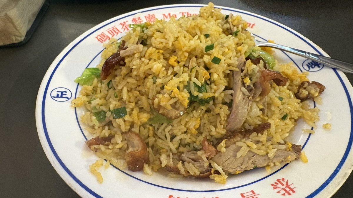 Roadisk's tweet photo. プノンペンの中国料理屋で鴨肉炒飯と空芯菜のニンニク炒めを注文
なかなか美味かった https://t.co/TVgh5zr2wg