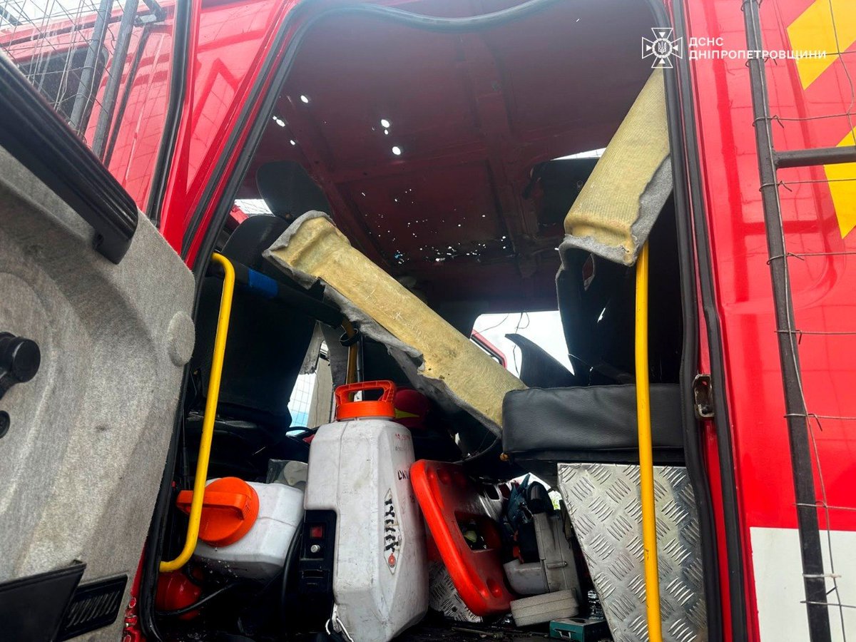 BohuslavskaKate's tweet photo. First responders come under Russian double tap in Nikopol area.

​Russian attack triggered a fire at a school building. ​Emergency services arrived at the scene and immediately began battling the flames. But as they worked, Russians launched a treacherous follow-up strike.

Thankfully no one got hurt. Double taps are disgusting attempts to kill first responders, those who saves lives. It is a war crime, and Russia does it all the time!