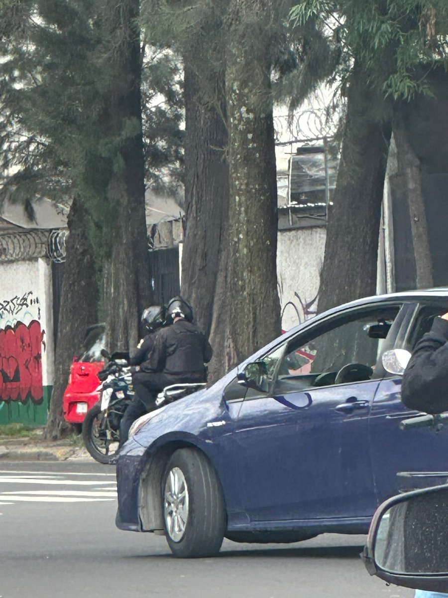 REPORTTERRITORY's tweet photo. Estamos en la #CDMX donde la @SEDEMA_CDMX solo le caga el
Día a los particulares y a estos los deja andar así 👇🏾la @UCS_GCDMX @SSC_CDMX en sus escondites también chingando al pueblo https://t.co/Bfa8Jl9ZuG