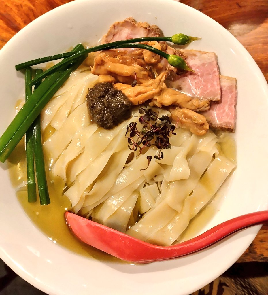 kitikiti666's tweet photo. ＳＬＵＲＰＥＲＺ/スラーパーズ
釜焼きと鶏のせせり、花ニラ、
ブラックオリーブのソースに
山椒・ほうれん草のオイル、
お豆腐を使用した鶏の冷かけそば
面白いお通しと感動的なメインでした https://t.co/fhCzSaidsx