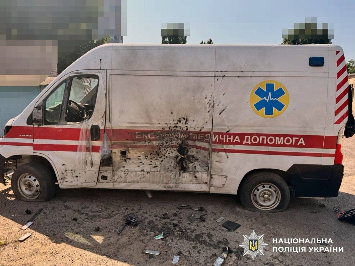 TuiteroMartin's tweet photo. El crimen de guerra diario ruso en Kherson. Hoy otra ambulancia. La manera rusa de hacer la guerra. https://t.co/Yw1ORrPC0b