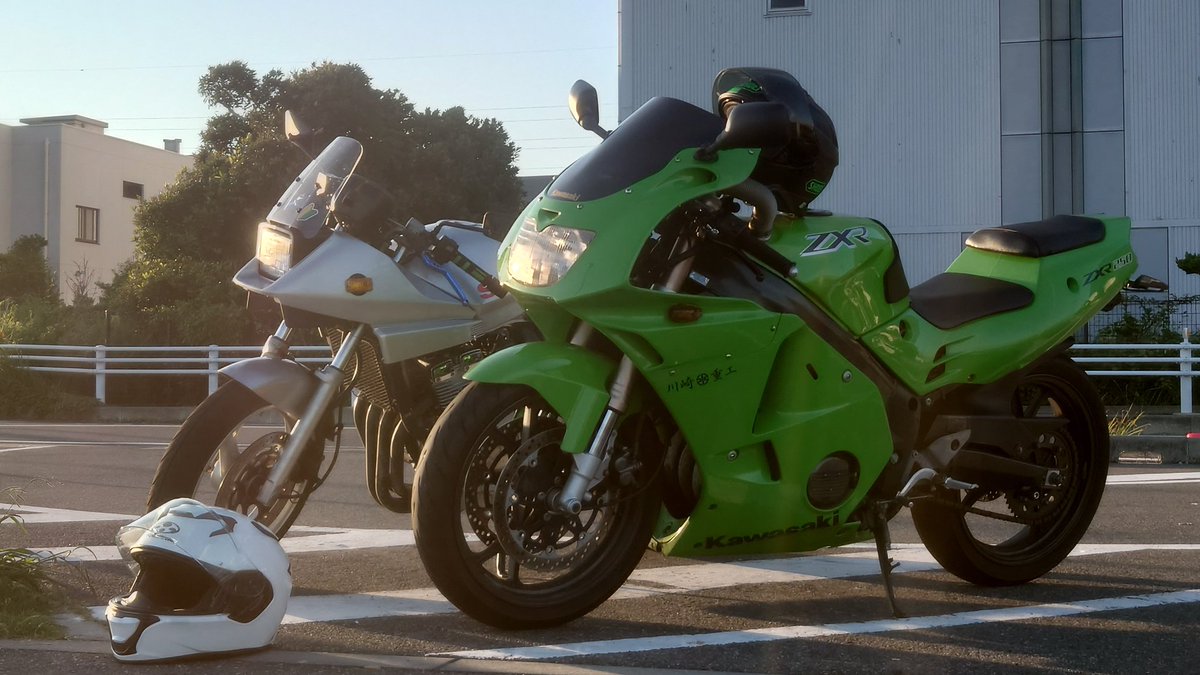 SHIR0_616's tweet photo. GSX250SSカタナとZXR250 https://t.co/5AmZmFSv7t