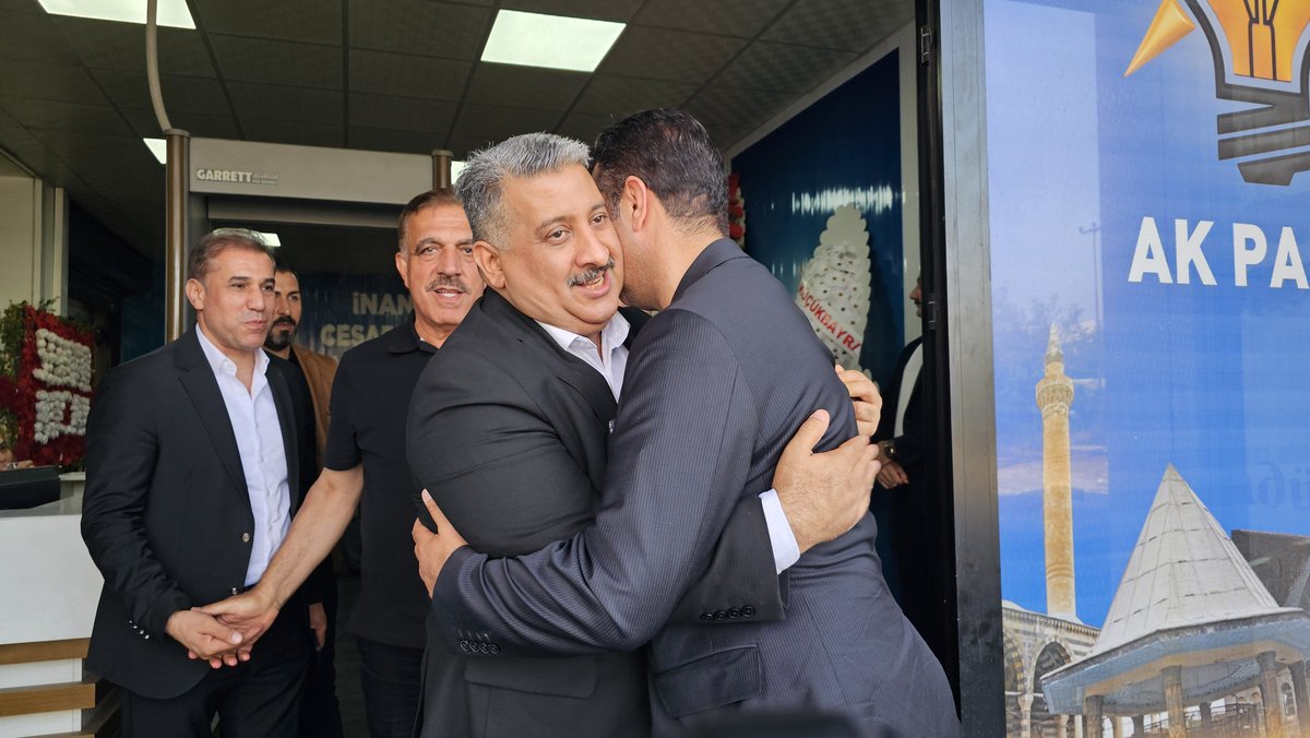 HamitSumer21's tweet photo. 📍AK Parti Diyarbakır İl Başkanlığı

Hayırlı olsun ziyaretinde bulunan önceki dönem İl Başkanımız Sayın Raşit Ocak ve kıymetli heyetine nazik ziyaretleri ve samimi temennileri için gönülden teşekkür ediyorum.

Birlik ve beraberlik içerisinde, ortak akıl ve istişare kültürüyle; Diyarbakır'ımız ve Bismil'imiz için durmadan, yorulmadan çalışmaya devam edeceğiz.

Rabbim muhabbetimizi, kardeşliğimizi ve birliğimizi daim eylesin.

Ji bo serdana pîrozbêjiyê ya Serokê Parêzgeha me yê berê, Birêz Reşit Ocak û heyeta wî ya hêja, ji dil ve spas dikim.

Bi yekîtî û hevgirtinê, bi aqilê hevpar û şêwra hevdu re, em ê ji bo Ameda me û Bismîla me bê rawestan û bê westan xebatê bidomînin.

Xwedê hezkirin, biratiya û yekîtiya me her tim mayînde bike.

@RasitOcak