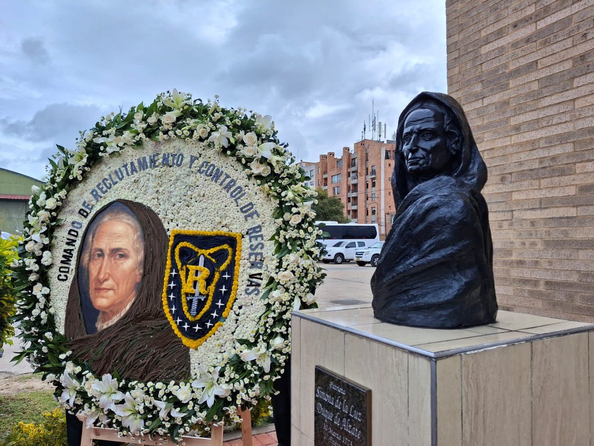 RECLUTAMIENTOCO's tweet photo. En el marco de los 205 años del Comando de Reclutamiento y Control Reservas, rendimos homenaje a quienes entregaron su vida en cumplimiento del deber. Con una ofrenda floral ante el busto de Simona Duque de Alzate, exaltamos el legado de nuestros héroes y el compromiso permanente con Colombia.

Culminamos la jornada con una Eucaristía de acción de gracias, elevando una oración por quienes han servido con honor al Ejército Nacional y por el futuro de nuestra Institución.

Este espacio de reflexión y gratitud reafirmó el compromiso del COREC con Colombia, honrando su historia y renovando la vocación de servicio de quienes trabajan cada día por la incorporación, la definición de la situación militar y el control reservas.