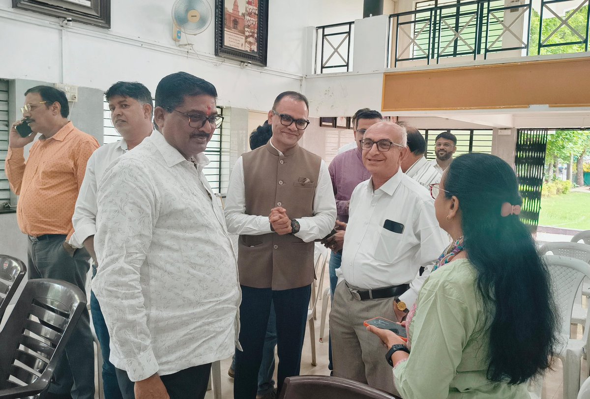 SVKohale's tweet photo. यावेळी इंडियन मेडिकल असोसिएशन, सावनेरच्या अध्यक्षा डॉ.स्मिता भुडे मॅडम, डॉ.विजयजी धोटे सर, डॉ.छत्रपती मानापुरे सर, वैद्यकीय आघाडी सावनेर तालुका अध्यक्ष तथा नोंदणी प्रमुख श्री.राहुलजी दाते, सह प्रमुख श्री.पांडव सर, नगरसेवक  वैद्यकीय आघाडी मधील डॉक्टर उपस्थित होते. https://t.co/ixDrJ2hbSK