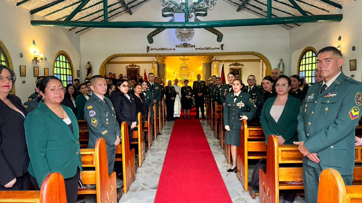 RECLUTAMIENTOCO's tweet photo. En el marco de los 205 años del Comando de Reclutamiento y Control Reservas, rendimos homenaje a quienes entregaron su vida en cumplimiento del deber. Con una ofrenda floral ante el busto de Simona Duque de Alzate, exaltamos el legado de nuestros héroes y el compromiso permanente con Colombia.

Culminamos la jornada con una Eucaristía de acción de gracias, elevando una oración por quienes han servido con honor al Ejército Nacional y por el futuro de nuestra Institución.

Este espacio de reflexión y gratitud reafirmó el compromiso del COREC con Colombia, honrando su historia y renovando la vocación de servicio de quienes trabajan cada día por la incorporación, la definición de la situación militar y el control reservas.
