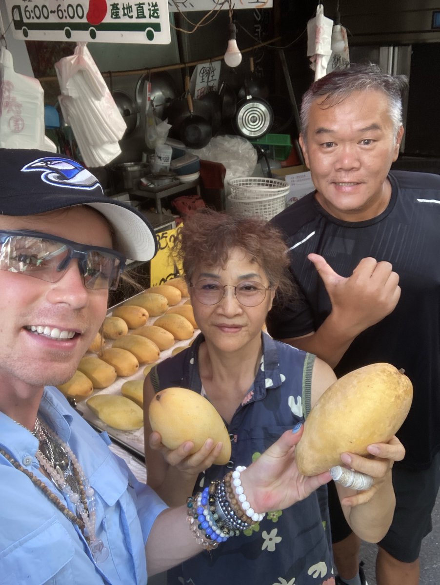 olizaytun's tweet photo. Best mango in Taiwan 🇹🇼 hands down best people around serving the freshest fruit ever ✌️👏 https://t.co/Nd4a6Siefb