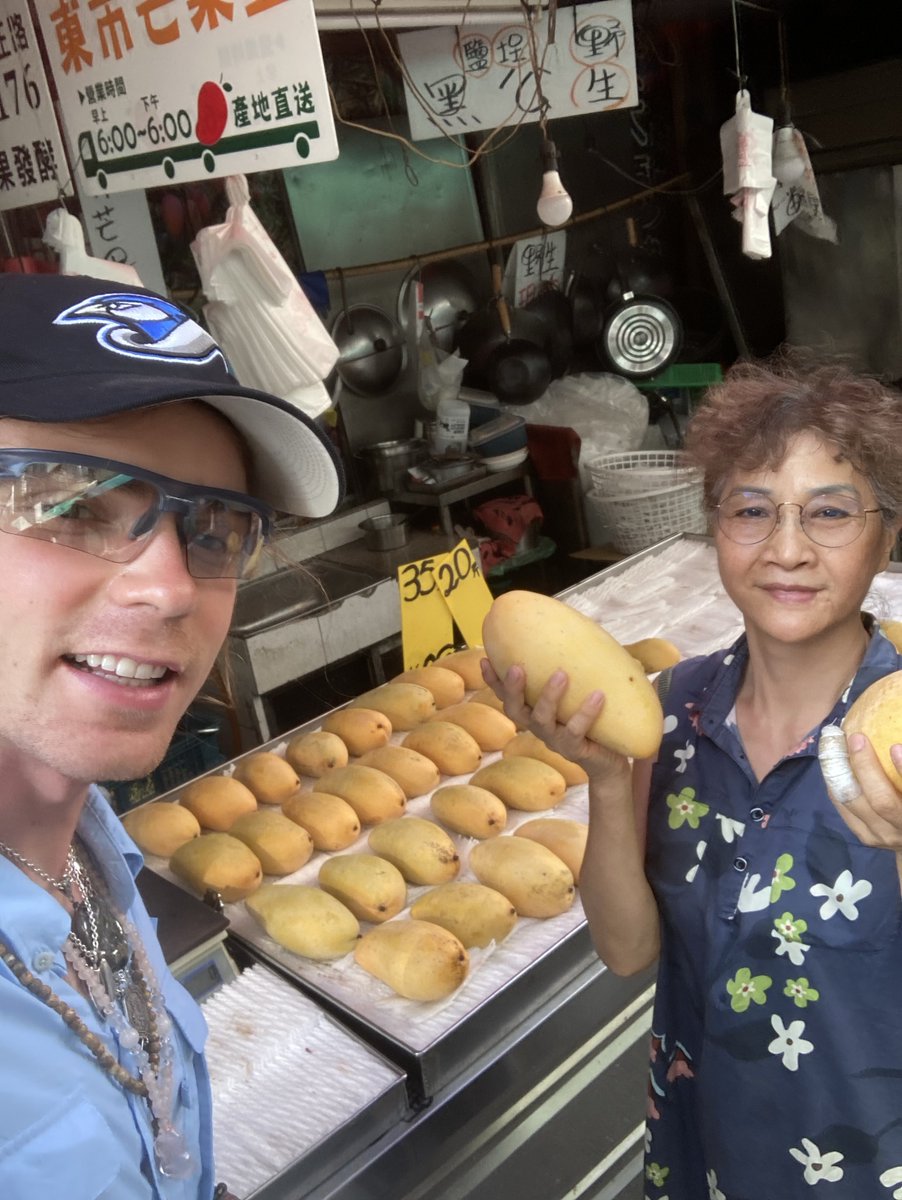 olizaytun's tweet photo. Best mango in Taiwan 🇹🇼 hands down best people around serving the freshest fruit ever ✌️👏 https://t.co/Nd4a6Siefb