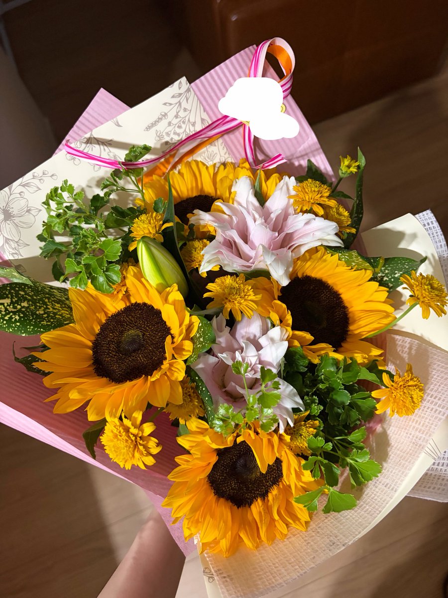 artkrb's tweet photo. 今日が産休前最終出勤だった！！
有給フルで使って早めに産休入る！！！

3ヶ月とちょっとしか働いてないけど、
フルタイム×フル出社×妊婦×1才児育児
ハードすぎた！！もうしたくない😂

帰宅したら夫が花束くれた😭💓
夫から花束貰うのプロポーズぶりかも💐 https://t.co/AT4Pg2ChEj