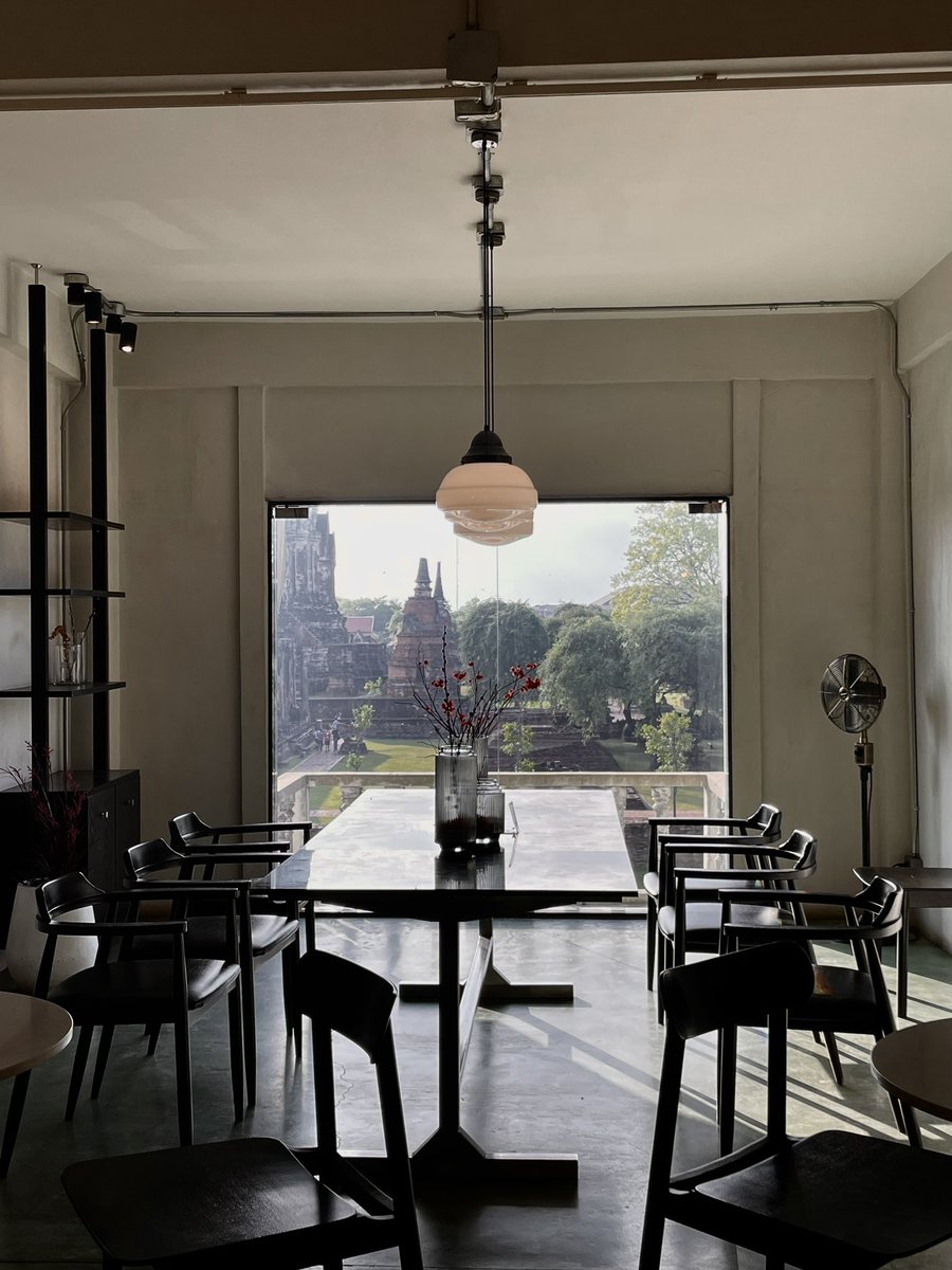 preawbillpp's tweet photo. Busaba Cafe &amp; Bake Lab 
ร้านเก๋ดี วิววัดราชบูรณะ สวยมาก
มี 3 ชั้นนั่งได้ทุกชั้นเลย ที่นั่งเยอะมาก
สั่งออเดอร์ข้างล่างขึ้นไปนั่งกินข้างบนได้เลย
ยกให้เป็นคาเฟ่ที่วิวสวยที่สุด 🤎 https://t.co/mkJEiM5Fti